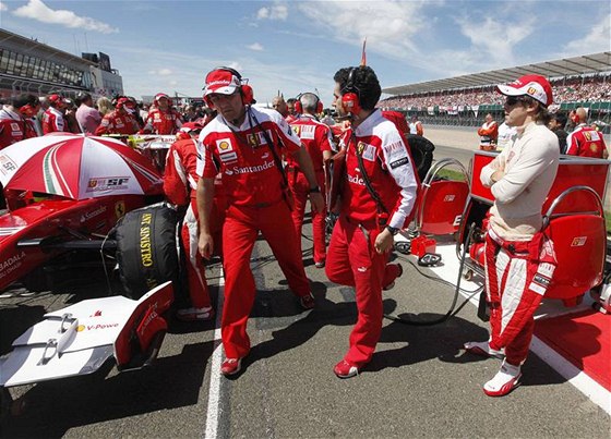 Pilot stáje Ferrari Fernando Alonso (vpravo) ped startem Velké ceny Británie.