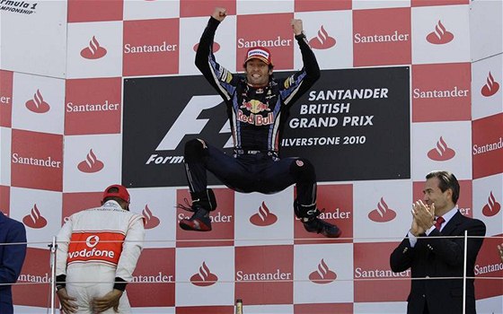 Mark Webber skáe radostí poté, co zvítzil ve Velké cen Británie.