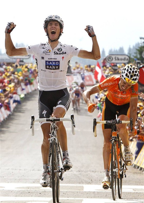 BRÁCHO, PRO TEBE. Andy Schleck vyhrál 8. etapu, i pro svého bratra Fränka, který musel po pádu odstoupit.