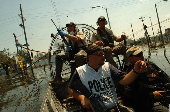Policisté a záchranái pi jedné ze záchranných akcí v nebezpené tvrti New Orleans po hurikánu Katrina. (4. záí 2005)