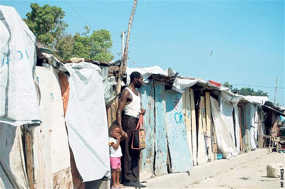 Provizorní přístřešky vznikají na zemětřesením poničeném Haiti skoro všude