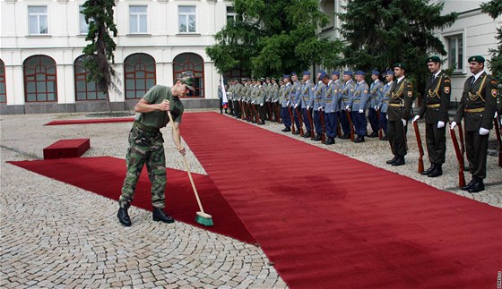 Pípravy na návtvu premiéra Petra Nease na Slovensku (19. ervence 2010)