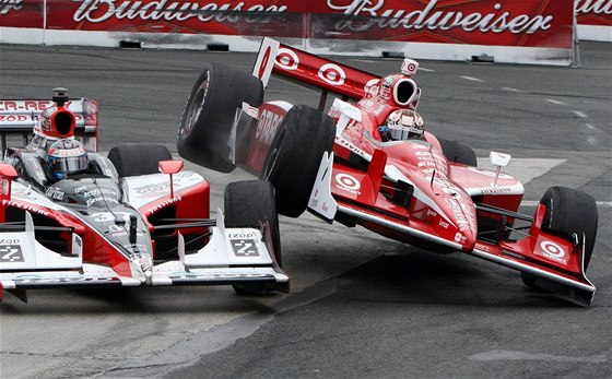 IndyCar Series v Torontu: Novozélanan Dixon (vpravo) se po kontaktu s vozem Huntera-Reaye dostal do vzduchu.