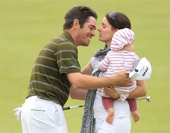 Louis Oosthuizen, vítz British Open 2010, se raduje se svou rodinou