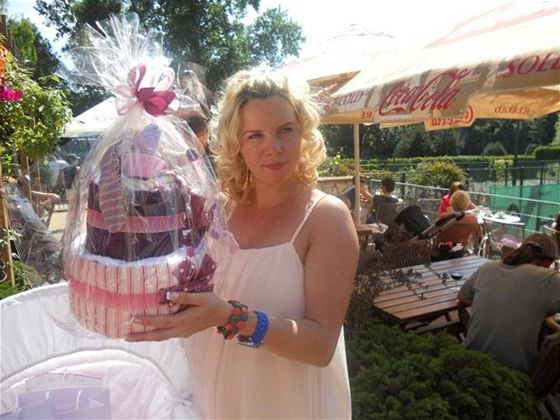 Kateina Kristelová dostala originální dort z plenek a drobností pro dátko