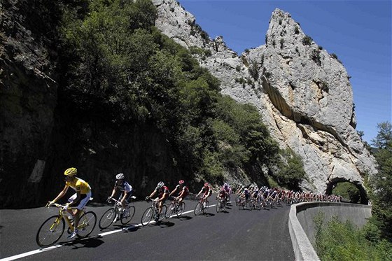 TOUR V HORÁCH. Cyklisté na Tour de France u bojují v horách, stejn tak Andy Schleck (vlevo).