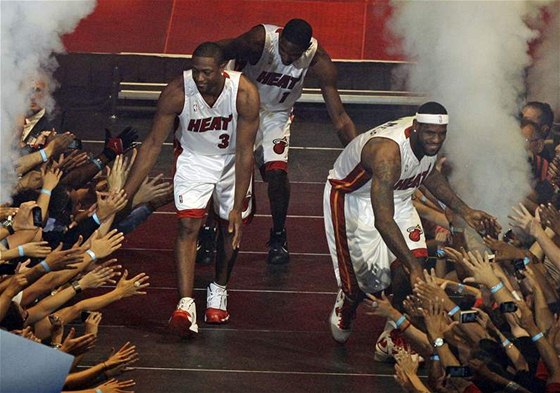 Hvzdy Miami Dwyane Wade, Chris Bosh a LeBron James se zdraví s fanouky