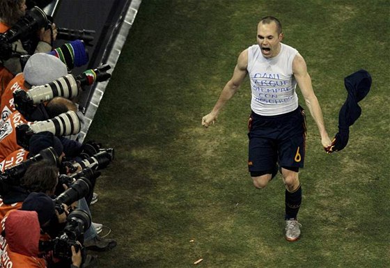 VZPOMÍNKA NA KAMARÁDA. Andres Iniesta slaví svj zlatý gól v triku s nápisem Dani Jarque  Navdy s námi.
