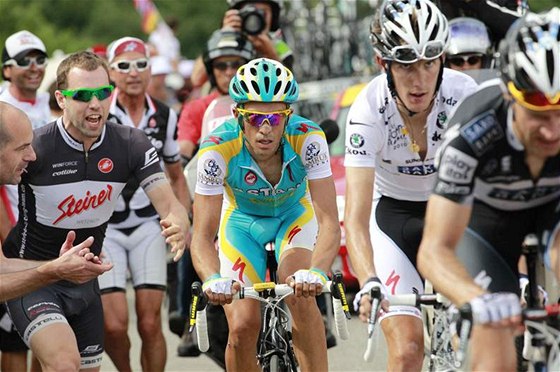 Alberto Contador (vlevo) a Andy Schleck v 9. etap Tour de France