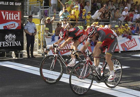 Tsný fini 10. etapy Tour de France: Sérgio Paulinho (vpravo) poráí Vasila Kirijenku. 