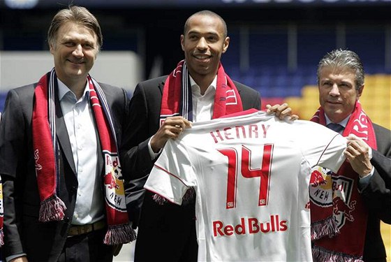 Thierry Henry pózuje s dresem New Yorku Red Bulls