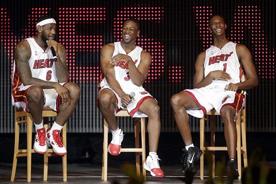 Hvzdné trio z Miami Heat: zleva LeBron James, Dwyane Wade a Chris Bosh