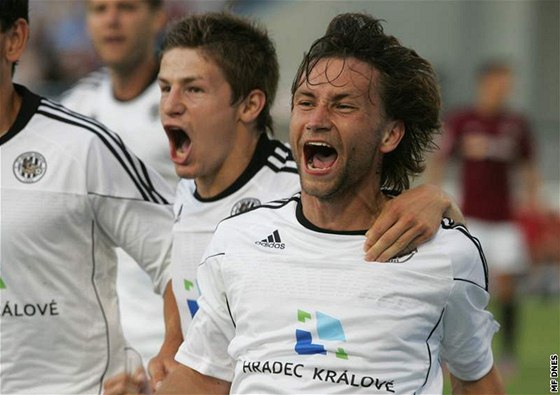 Fotbalisté Hradce Králové Václav Pila (vlevo) a Tomá Rezek se radují z gólu proti Spart. 