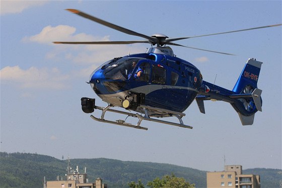 Policisté na hlavnsím tahu mezi Brnem a Svitavami kontrolovali neukáznné idie, na pomoc si pizvali i vrtulník (ilustraní snímek).