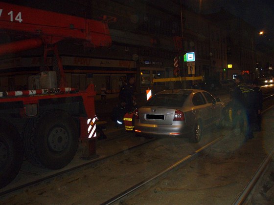 Stavenite  - na Palackého ulici v Brn se opravují koleje. Do stavenit zapadají auta.