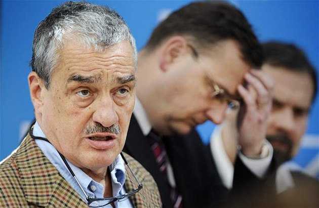 Líd�i koali�ních stran museli spory na jednání vlády tlumit v zú�eném kruhu - na sch�zce ve formátu K6, tedy za ka�dou stranu p�edseda a odborník na hospodá�skou problematiku