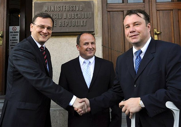 Martin Kocourek (vpravo) p�evzal ministerstvo pr�myslu a obchodu od Vladimíra To�ovského (uprost�ed) za ú�asti premiéra Petra Ne�ase (14. �ervence 2010)