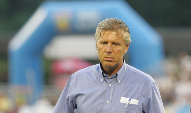 ZKLAMÁNÍ. Spar�anský trenér Jozef Chovanec je mrzutý po porá�ce v Hradci Králové.
