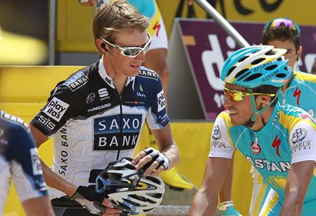 DUO FAVORIT. Lucembursk cyklista Andy Schleck ped startem etapy diskutuje se panlem Albertem Contadorem.