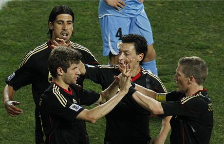 Němci Müller, Özil a Schweinsteiger (zleva) oslavují gól v zápase o třetí místo.
