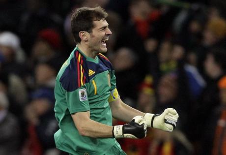 panlsk glman Iker Casillas ske nadenm pot, co jeho spoluhr Iniesta vstelil vtzn gl.