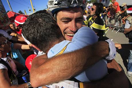Francouzsk cyklista Christophe Riblon se v cli raduje z vtzstv ve trnct etap Tour de France.