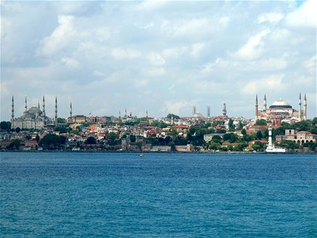 Pi odplouvn u istanbulskho pstavu vidte les minaret nejvtch meit