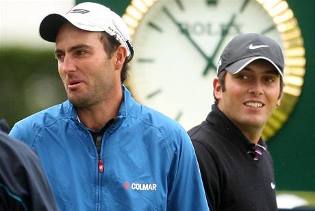 Edoardo Molinari (vlevo) a Francesco Molinari bhem finlovho kola Scottish Open