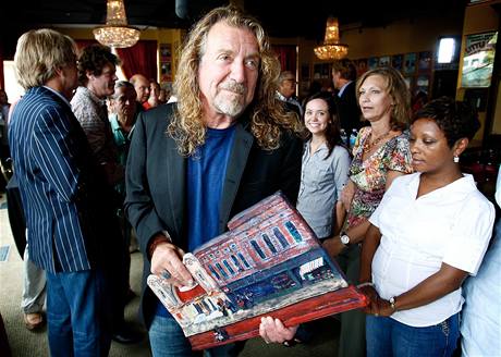 Robert Plant pi ceremonilu k odhalen hvzdy na chodnku slvy v Memphisu