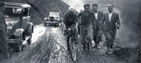 TOUR 1931. Snh, voda, beka, blto. Oscar Thierbach z nmecko-rakouskho tmu i doprovodn vozy se trp na Tourmaletu.