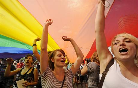 Pochodu gay a leseb se ve Varav zastnily tisce lid (17. ervence 2010)