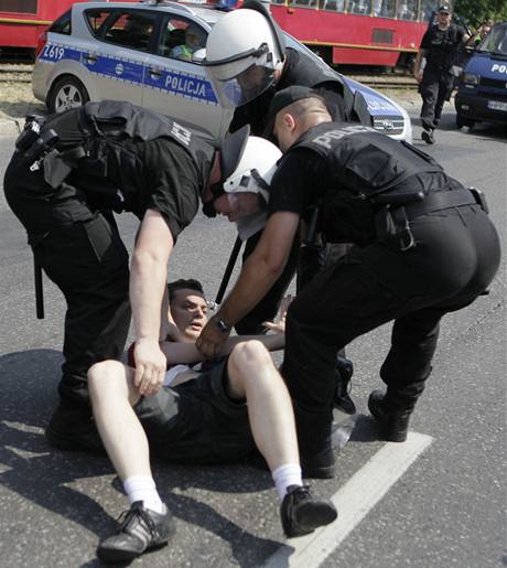 Proti pochodu homosexul protestovaly pravicov radiklov, policie nkolik z nich zatkla (17. ervence 2010)