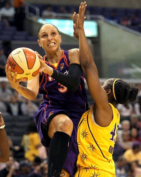 Diana Taurasiov (vlevo) z Phoenixu Mercury najd v duelu WNBA proti Noelle Quinnov z Los angeles Sparks