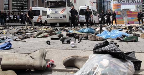 Producenti mlka ze zpadn Evropy protestuj v Bruselu proti ruen mlnch kvt. Po policistech hzeli boty nebo pneumatiky (12. 7. 2010)