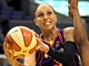 Diana Taurasiov (vlevo) z Phoenixu Mercury najd v duelu WNBA proti Noelle Quinnov z Los angeles Sparks