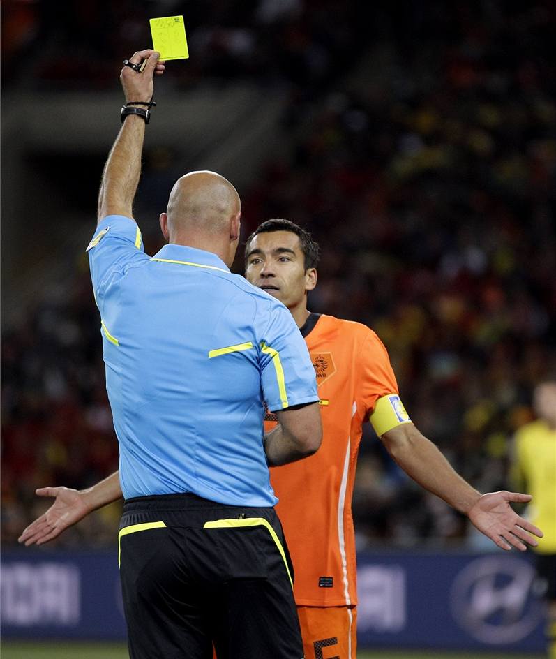 ZA CO? Nizozemský kapitán Giovanni van Bronckhorst se diví, pro� mu rozhod�í Webb ukazuje �lutou kartu.