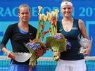 Poraená finalistka Barbora Záhlavová - Strýcová (vlevo) a vítzka Agnes Szavayová po finále ECM Prague Open 2010