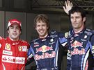 Sebastian Vettel z Red Bullu (uprosted) se raduje poté, co zajel nejrychlejí as v kvalifikaci. Druhé místo obsadil jeho týmový kolega Mark Webber (vpravo), tetí byl Fernando Alonso z Ferrari.  