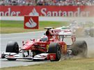 Fernando Alonso z Ferrari vyjídí mimo tra bhem kvalifikace Velké ceny Británie.