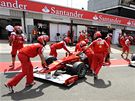 Mechanici týmu Ferrari bhem kvalifikace Velké ceny Británie.
