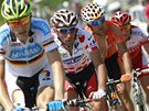 Skupina uprchlík ve sloení Knees, Pineau, Perez Moreno a Dumoulin (zleva) na trati sedmé etapy Tour de France.