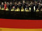 PED UTKÁNÍM O BRONZ. Fotbalisté Nmecka poslouchají hymnu ped zápasem s Uruguayí.