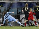 VEDEME! Uruguayský útoník Forlán (vlevo) stílí gól na 2:1 proti Nmecku.
