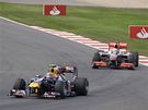 Mark Webber z Red Bullu na trati v Silverstone ped Luisem Hamiltonem z McLarenu.