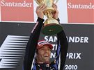 Mark Webber pózuje s pohárem pro vítze Velké ceny Británie.