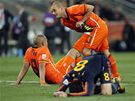KE. Wesley Sneijder pomáhá svému zrannému spoluhrái Nigelu de Jongovi.