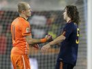 Zklamaný Nizozemec Arjen Robben si po zápase podává ruku se panlem Carlesem Puyolem.