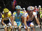 Fanouci na trati trnácté etapy Tour de France polévají vodou ti favority závodu - Schlecka, Contadora a Menova (zleva).