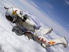 Felix Baumgartner pi zkuebním seskoku nad kalifornskou poutí letos v kvtnu. Na sob má oblek, který hodlá pouít pi rekordním seskoku.