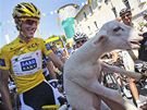 Lídr Tour de France Andy Schleck pózuje s netradiní hvzdou - typickým zvíetem regionu Sisteronu, kde startovala 11. etapa slavného závodu. 